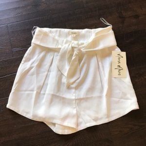 HIGH WAISTED WHITE SHORTS